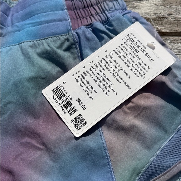 Lululemon Hotty Hot High-Rise Lined Short 2.5" size 4 NWT - Picture 2 of 6